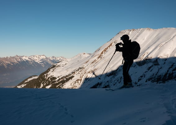 Doch einen Gipfel wollen wir heute auch besteigen, Susanne schiesst das obligate Foto Richtung Brienzer Rothorn und Brienzersee