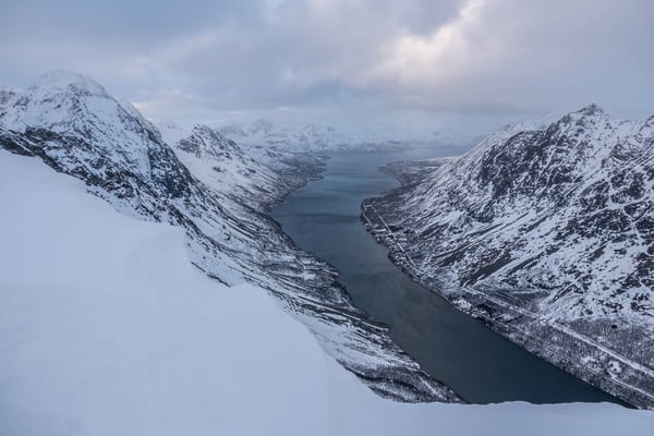 ...der Blick auf den tief eingeschnittenen Kjosen ist beeindruckend. Die Abfahrt im gedeckelten Schnee ist nicht berauschend und der Bindungsbruch meiner ATK verlangt noch einen Fussmarsch durch Knietiefen Schnee von mir