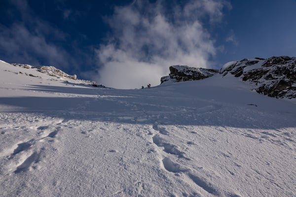 Vereiste Schneeplatten und ein paar Steine mahnen schon mal zur Vorsicht