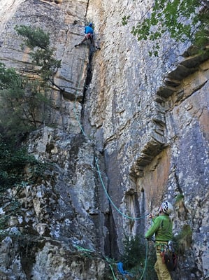 Der Monte Leonardo bietet tolle Routen mit ganz abwechslungsreicher Kletterei. Bruno in der ersten Länge der Bella Ciao, die mit athletischer Verschneidungskletterei aufwartet