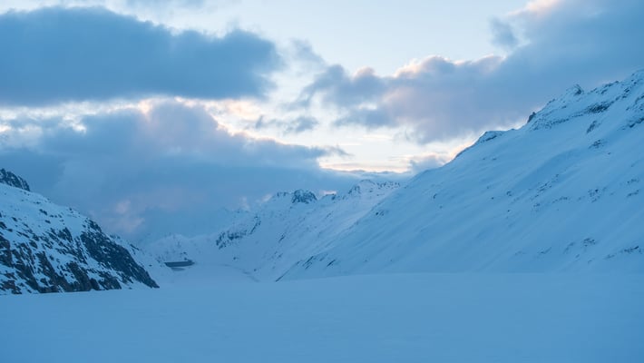 Die letzte Etappe hat es in sich, rechts vom Oberaarsee ist das Grosse Sidelhorn zu erkennen, dahinter die Triebtenseelicke. Da müssen wir durch und dann warten nochmals 1300 Höhenmeter Abstieg ach Oberwald. Um 13.30 hat das "grausame" Spiel ein Ende...