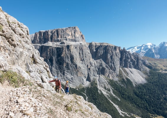 Auf dem Gamsband, im Hintergrund der Sas Pordoi. Durch diese 500 Meter hohe Wand klettern wir Tags darauf die Fedele Führe