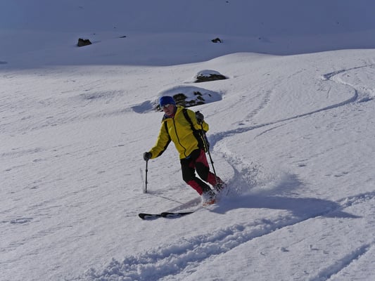 Hans zieht seine Spur unbeirrt durch den "knietiefen Sulzpulver"