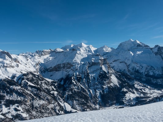 Gletscherhorn und Äbeni Flue sind am linken Bildrand sichbar. Es folgt das Gspaltenhorn, Dündenhorn und die wilde Frau. Über dem Zallershorn dei Blüemlisalp, anschliessend Öschinehorn, Fründehorn und Doldenhorn