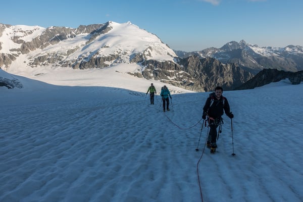 Die Geduld zahlt sich aus. Ein Traumtag erwartet uns beim Aufstieg. Im Bild der Pigne, wo wir Tags zuvor im Nebel den richtigen Abstieg gesucht hatten