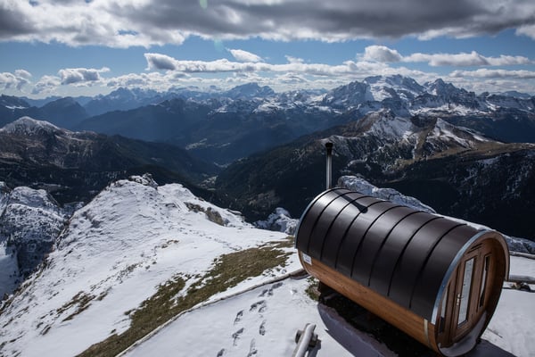 Blick vom kleinen Lagazuoi zur Marmolada, der wärmende Tube ist wie das Restaurant im Umbau leider nicht geheizt