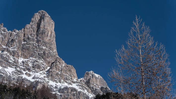 Le Pont de l`Alpe mit Blick auf die Aiguillette du Lauzet. Unsere Tour führt rund um den felsigen Gipfel zum gleich benannten Skitourenziel P. 2713
