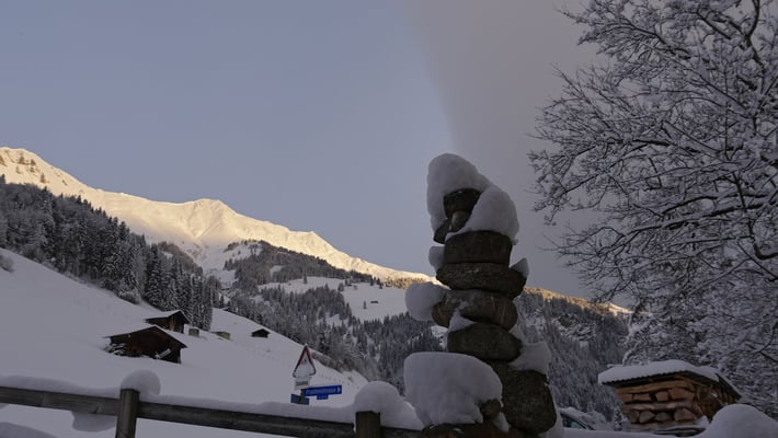 Frischer Powder und eine markante Wolkenlinie prägen den Morgen an diesem Tag