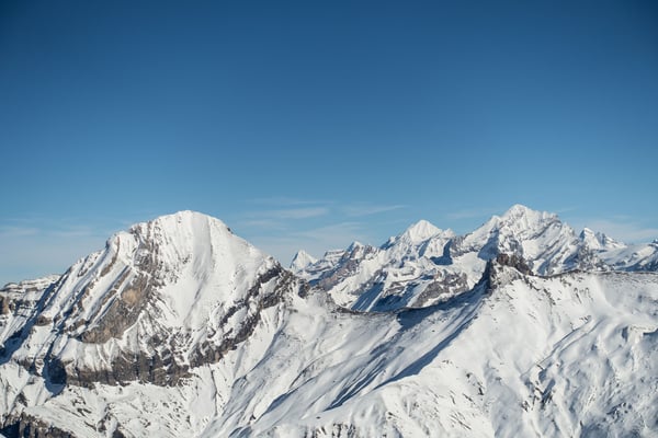 Über dem Tschingellochtighorn steht das Doldenhorn, anschliessend das Lauterbrunner Breithorn und der Petersgrat