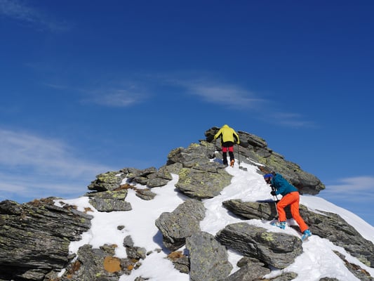 Zu Fuss packen wir die letzten Meter zum Gipfel