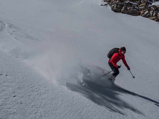 Der Schatten der Schneewolke ist beinahe eine Spur schneller als Julian in voller Fahrt