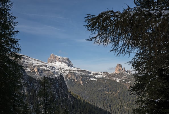 Links im Geäst der Nuvolau, den Averau haben wir vor zwei Tagen südlich umwandert, rechts die Cinque Torri, diesmal von der Morgensonne beleuchtet