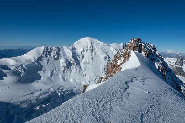 Westlich vom Sattel der Liskamm, rechts davon der Mont Blanc