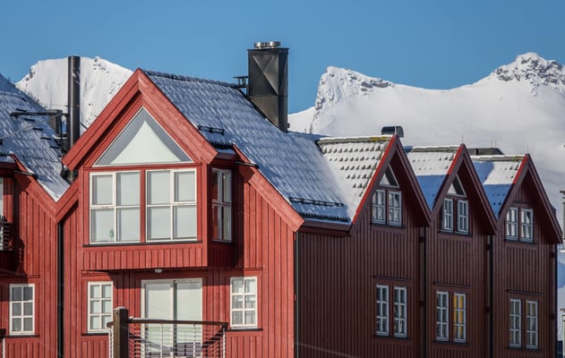 Die roten Häuser geben der Landschaft ihre besondere Note