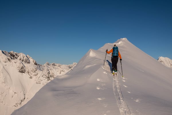 Links und rechts flankieren schroffe Berge den höchsten Punkt