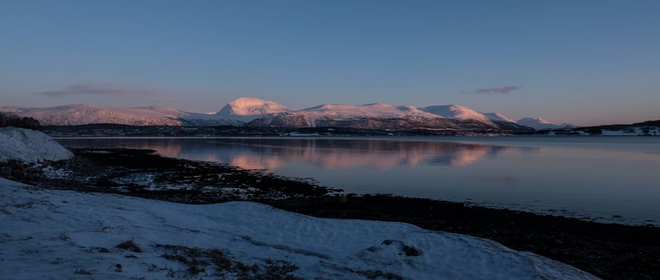 Blick auf die Rückseite von Tromsö und den alles überragenden 1238 Meter hohen Hausberg Tromsdalstinden