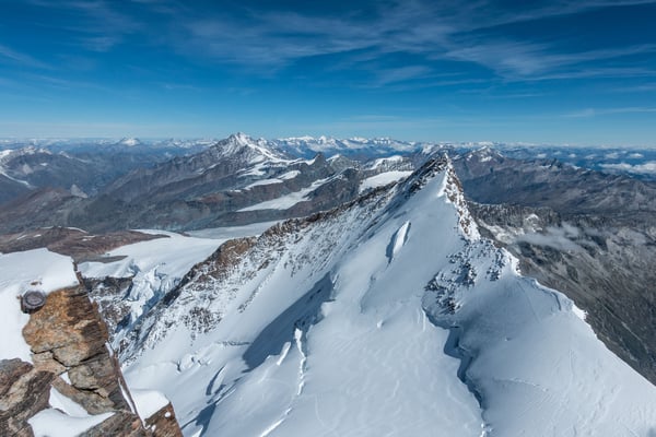 Nordend, Strahlhorn, Rimpfischhorn, Allalinhorn, Alphubel und Dom, dahinter die Berner Alpen