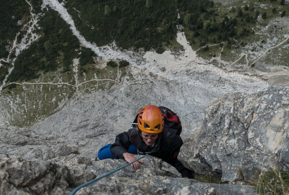Marlies in der 11. Seillängeder Via Fedele. Der Tiefblick kribbelt schon ein wenig in der Magengegend