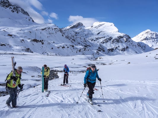 Montag 17. April Nach einem nebligen Aufstieg zum Lagrev sind wir überrascht über den beinahe wolkenlosen Himmel. Nach zwei Bachüberquerungen steigen wir durch das Val d`Agnel empor mit zwei möglichen Zielen im Hinterkopf