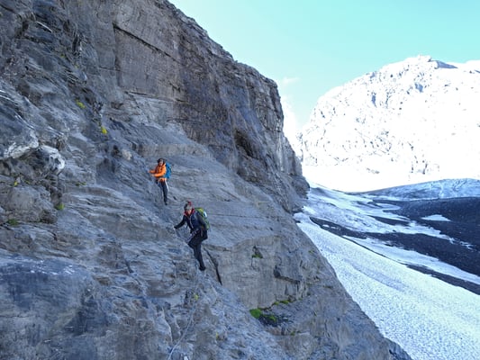 Drahtseilgesichert und trotzdem recht exponiert, Seilquerung zur Zürcherschnyda