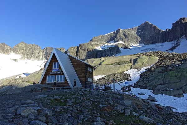 Spezielle Bauform und Ausgangspunkt für unsere Tour auf den Galenstock, die Sidelenhütte
