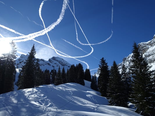 Die Schweizer Luftwaffe testet ihre Landeklappen über dem Rothore im Diemtigtal