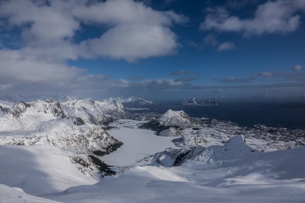 ...nach Svolvaer in der Bildmitte und Kabelvag ganz rechts am Bildrand