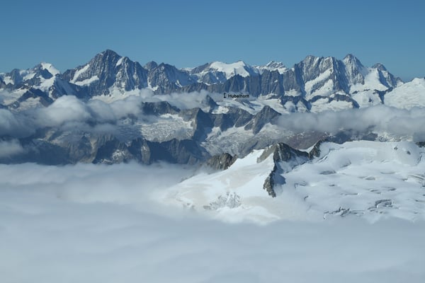 Blick vom Dammastock zu den Berner Alpen, aus dieser Perspektive scheint das Hubelhorn seinem Namen gerecht zu werden