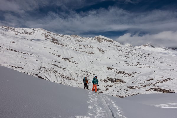 Gespurt und trotzdem weit und breit alleine unterwegs; im Aufstieg zum Wissgrätli mit Blick auf den Dachberg und das Frunthorn