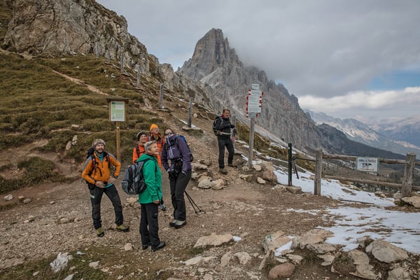 Der Becco Mezzodi (nicht im Bild) beherscht die Forcella Ambrizzola, dahinter der Gipfel der Croda da Lago