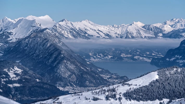 Der Brienzersee, darüber der lange Grat vom Brünig über das Brienzer Rothorn, Tannhorn am linken Bildrand, Augstmatthorn und Harder oberhalb von Unterseen
