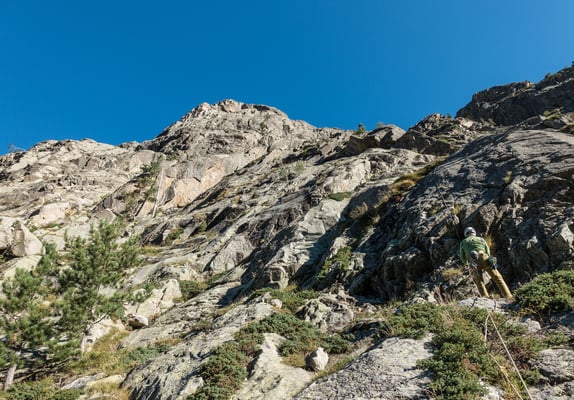 Die NW-Wand der Pointe de Grotelle ist eine herausfordende Unternehmung, muss doch in der zweiten SL das Hospital-Plättli sicher gemeistert werden. Und nach 450 Klettermeter wartet die Schlüsselseileänge in Form einer riesigen Verschneidung
