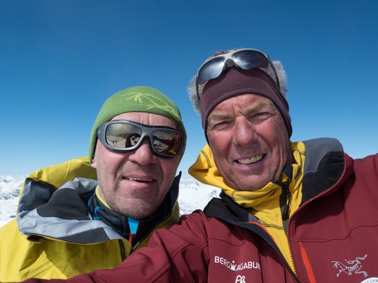 Den Bartstoppeln zu entnehmen harmonieren wir prächtig miteinander. Klaus ist einfach ein bisschen schneller als ich; mit dem Bartwuchs natürlich, aber auch beim Skifahren muss ich kräftig Gas geben