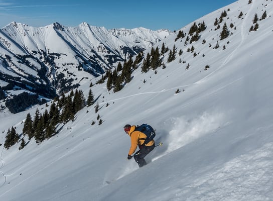 Vor prächtiger Kulisse brausen wir in die Tiefe