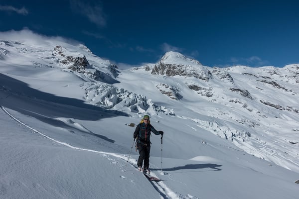 Knapp zwei Stunden später spure ich Richtung Fuorcla de la Sella. Klaus vor den prächtigen Seracs des Vadret da Rosegg, rechts der Chapütschin, links la Muongia