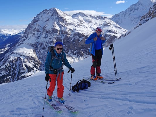 Erst am Schatten kommt eine weitere Kleiderschicht zum Einsatz. Im Hintergrund der Guggernüll, vielleicht unser Ziel für den kommenden Tag