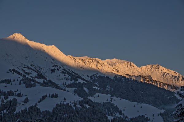 Golden leuchten die Gipfel der Niesenkette in den ersten Morgenstunden nach einer eiskalten Nacht