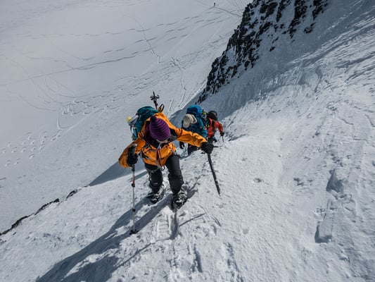 Laura im Steilhang zum Schneejoch