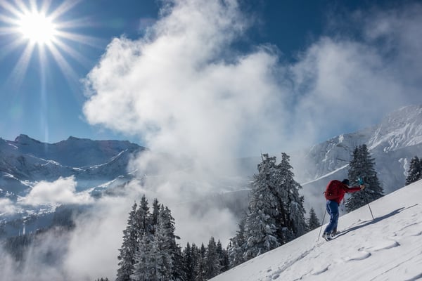 Im oberen Teil des Aufstiegs gewinnt die Sonne zunehmend den Machtkampf mit den Wolken