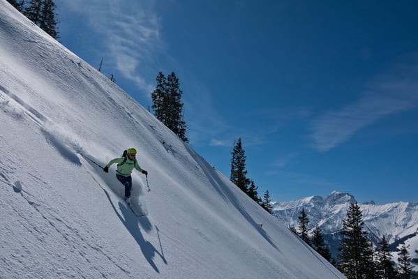 Zuerst werden wir noch von ein paar Linien unserer Vorfahrer in die Schranken gewiesen. Doch bald zeichnen wir unsere eigenen Spuren in den unberührten Märzpulver