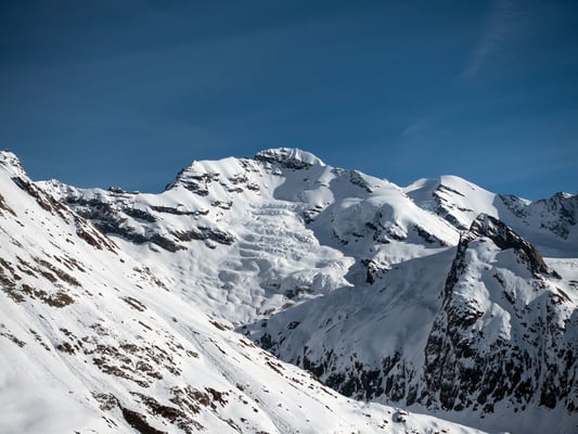 Unser ursprüngliches Ziel, das Grosshorn, wäre an einem Tag nicht realistisch gewesen, immerhin haben wir ganz aktuelle Bilder von der spaltendurchfurchten SW-Flanke
