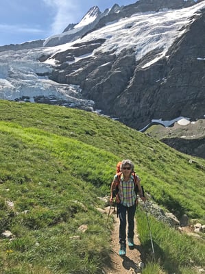 Danielle mit vollem Gepäck vor dem den Oberen Grindelwaldgletscher