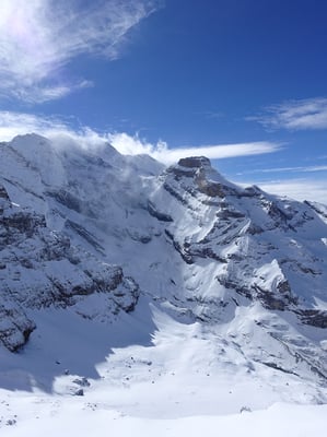 Der Wind ist mittlerweile nur noch stark, und bläst weiterhin viel Triebschnee in den Gamchichessel. Hier führt unsere Tour rund um die Blüemlisalp zur winzig kleinen Hütte oberhalb dem Hohtürli