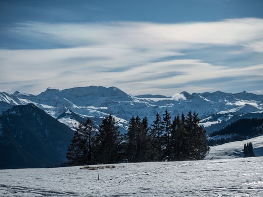 Steghorn, Grossstrubel, rechts darunder der Ammertenspitz, Wildstrubel Mittelgipfel und der Lenker Strubel schliessen dieses Massiv ab. Es folgt die Plaine Morte mit den Gipfeln Gletscherhore, Wisshore und dem auffälligen Rohrbachstein