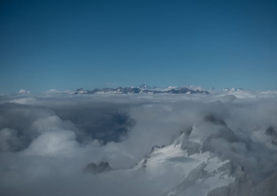 Sicht von den Walliser Hörner über die Urner Alpen zu den Berner Gipfel vom Finsteraarhorn bis zum Wetterhorn