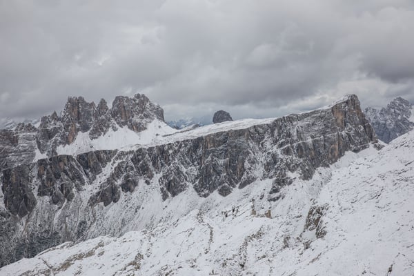 Ausblick vom Gipfel in die gezackte Gruppe des Croda da Lago, rund um dieses Massiv führt unsere Abschlusstour