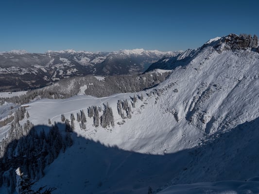 Blick vom Gipfel der Standflue zur Wätterlatte und zu den Gipfeln oberhalb des Brienzersees