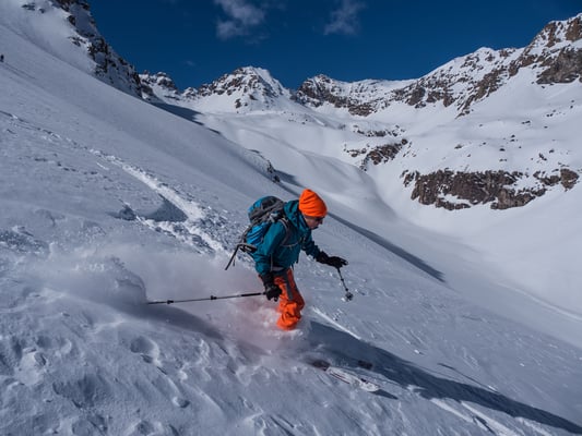 Hinter Danielle öffnet sich das Tal zu einem ordentlich grossen Kessel mit diversen Skimöglichkeiten, z.B.Les Jumelles Sud