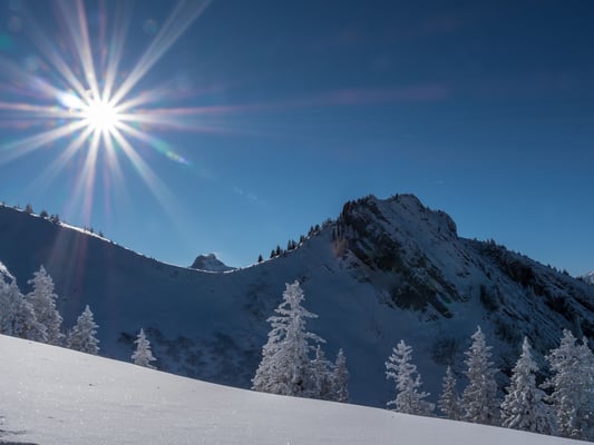 Unterhalb der Wätterlatte sehen wir ein Stück weit in den Hang, der von keiner Linie der Skitourenkarte berührt wird. Oberhalb  der Lücke bläst der Nordwind den Schnee vom Gipfel des Ärmighorns, rechts die Standflue