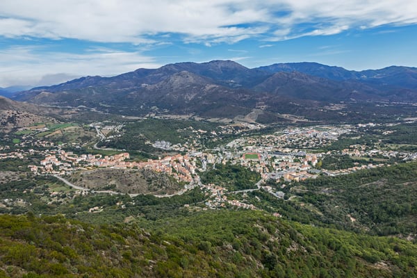 Vom Gipfel geniessen wir einen wunderschönen Blick auf Corte hinunter